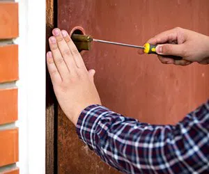 Lock Locksmith Tech Greendale, WI 414-448-1533 - garage-door-locks